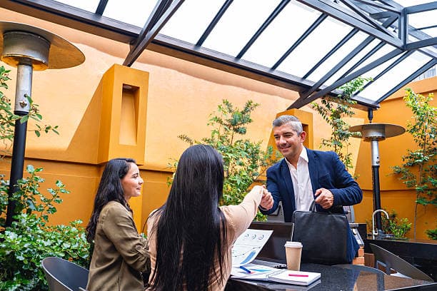 Reunión de negocios con apretón de manos